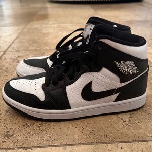 ▪️◽️NIKE Women’s Air Jordan 1 Mid SE ‘Homage’